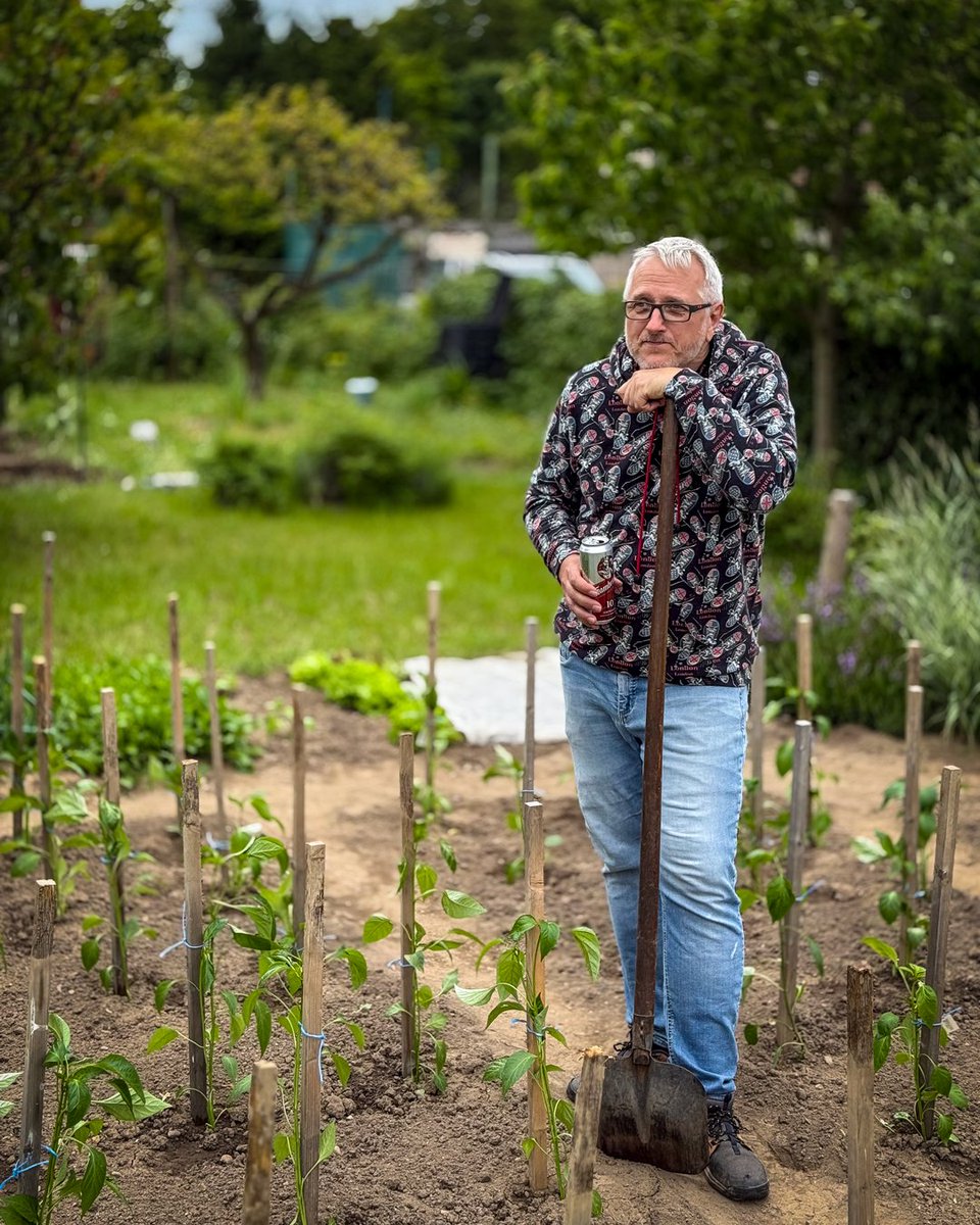 Tomuhle se říká zahrádkářská hlídka.  Číhám na škůdce, vyhlížím úrodu a při tom ještě stihnu přemýšlet, jak se zítra dostat do kanceláře, když mě po víkendové lopotě bolí každý šroubek.