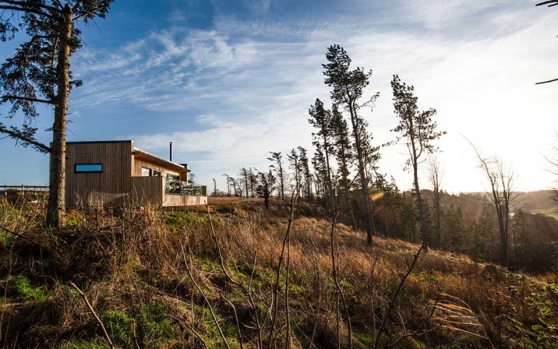 Planning your Summer 2025 getaway? ☀️🏕️ Discover the UK's most enchanting glamping spots!  From @ricksteinrestaurants' Designers Guild huts in Cornwall to  @holkhamestate's new shepherd's huts in Norfolk, find your perfect stay🤩 ➡️ britishtraveljournal.com/glamping-uk-un… #GlampingUK #UKTravel