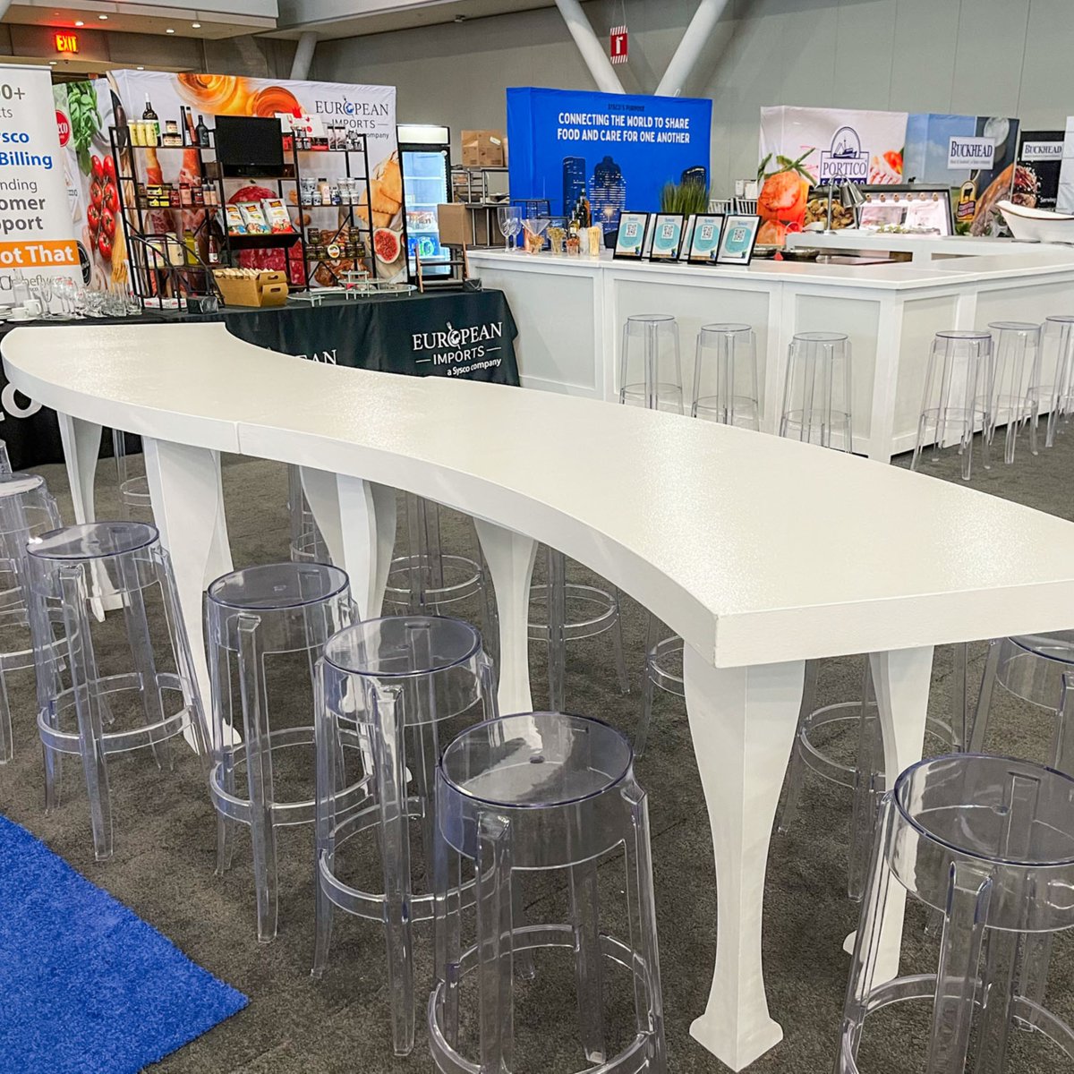 ArtoftheEvent's tweet photo. Elevate your events with our elegant serpentine share tables and sleek ghost stools! Ideal for corporate receptions or product launches, this modern setup, complemented by a versatile flex bar, offers style and functionality for your guests. #ArtOfTheEvent #ModernDesign https://t.co/d8PuVgaRAf