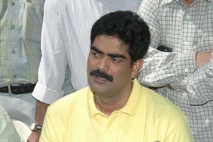 तेज प्रताप यादव को RJD से निकाल दिया गया लेकिन शहाबुद्दीन को कभी नहीं निकाला गया था

शहाबुद्दीन कौन था, पता है ?

- चंदा बाबू के दो बेटों को तेजाब से जिंदा जलाया
- चंदा बाबू के तीसरे बेटे की गोली मारकर हत्या की
- छोटे शुक्ला की हत्या कराई
- सैकड़ों बूथ लूटे
- हत्या, अपहरण,