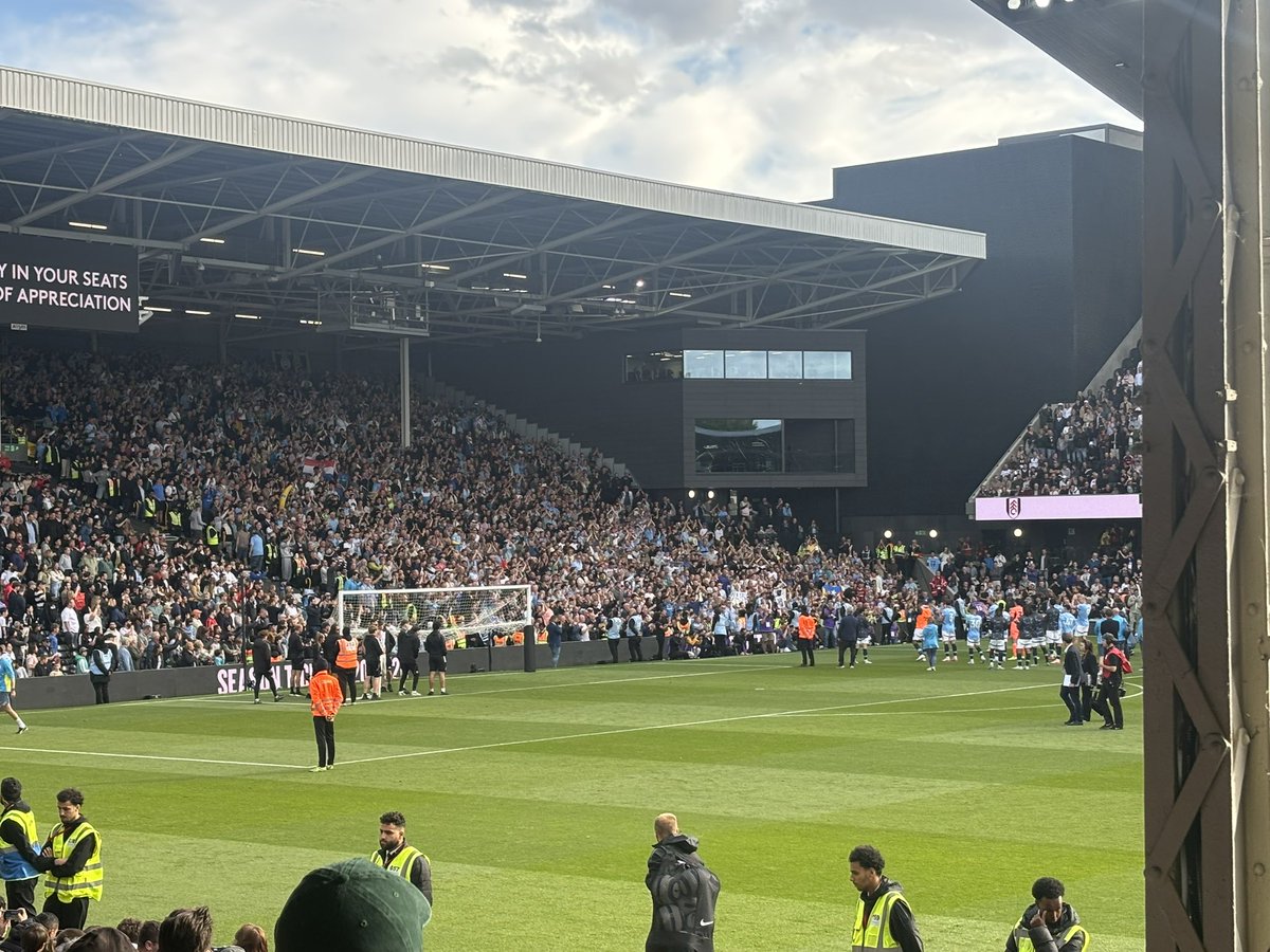 ThomHarris_'s tweet image. Full-time, and City get the job done with a 2-0 win.
De Bruyne gets 10 minutes towards the end, every touch serenaded by the travelling support. An emotional, but ultimately happy ending to a long old season 🇧🇪