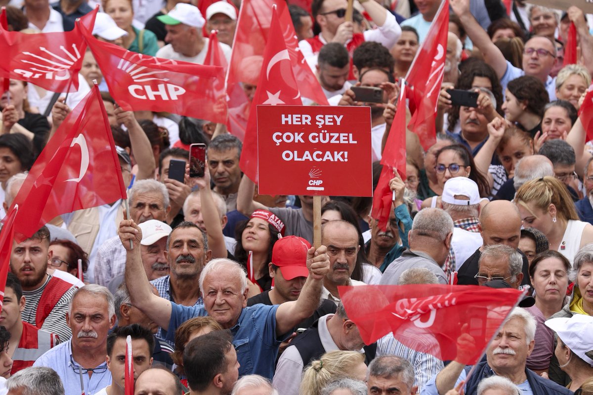 Bursa hak, hukuk ve adalet için meydandaydı! Dayanışmamızı ve mücadelemizi hiçbir yasak engelleyemeyecek. Meydanlar, asla vazgeçmeyen milletimizin umudu, iradesi ve vicdanıyla dolacak. Milyonlar, özgürlüğün ve eşitliğin sesi olmaya devam edecek!
<a href="/eczozgurozel/">Özgür Özel</a> <a href="/CBAdayOfisi/">Cumhurbaşkanlığı Aday Ofisi</a>