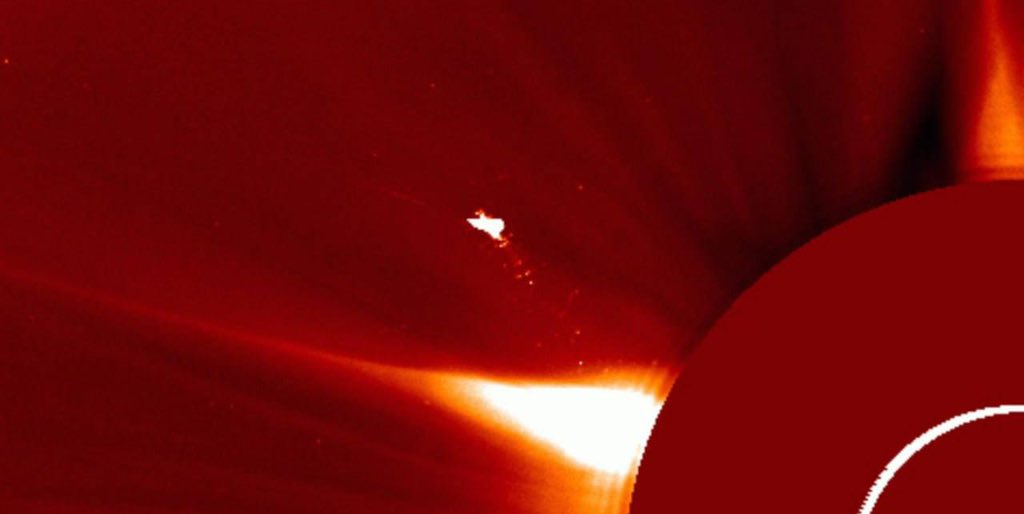 Scientists from the Solar Astronomy Laboratory at the Space Research Institute of the Russian Academy of Sciences (IKI RAS) recorded a mysterious optical object above the Sun using the LASCO telescope.
This image was captured on May 24, 2025, at 10:00 AM Moscow time.