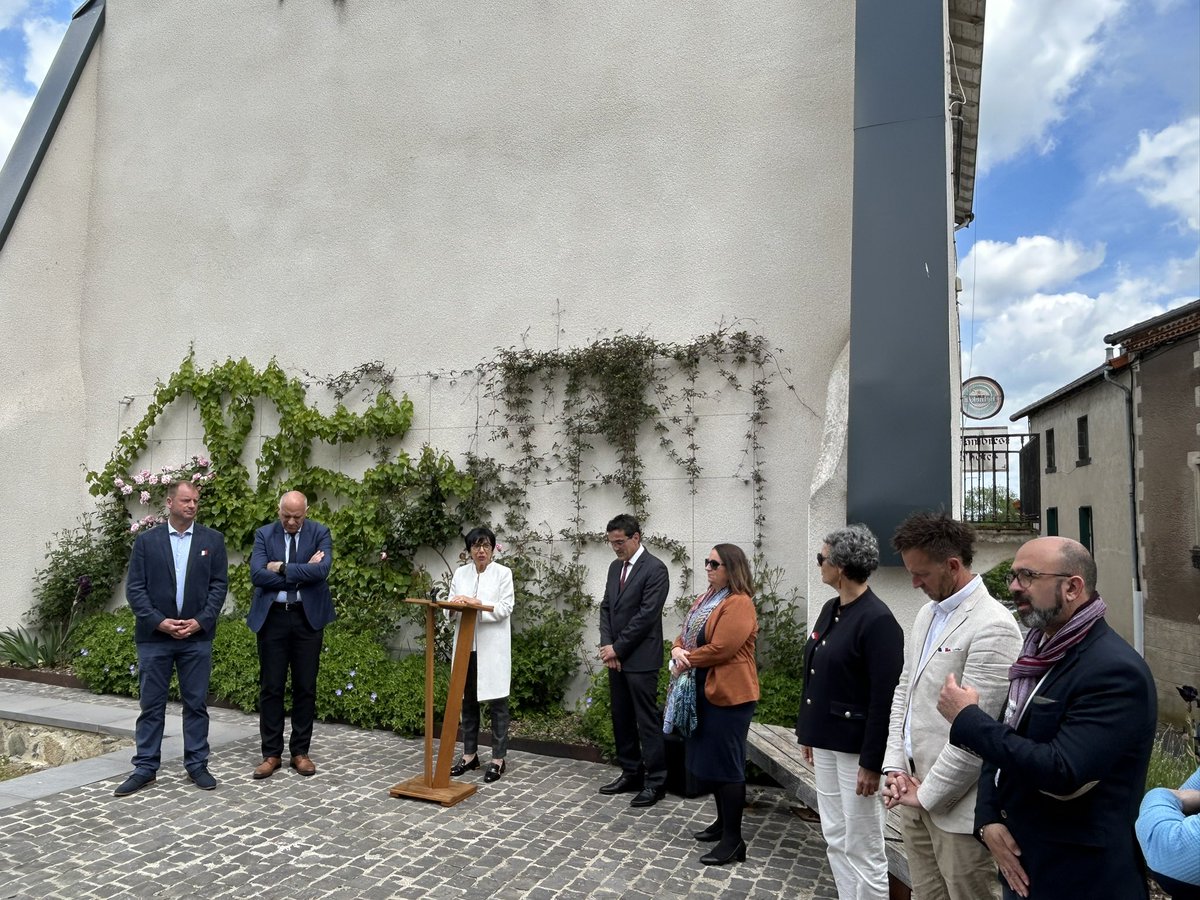Michaël BARÉ (@micha_bare) on Twitter photo Très belle inauguration du Parc de la Mairie de Manzat ce samedi 24 mai en présence de notre Députée <a href="/cpiresbeaune/">Ch. Pirès Beaune</a> . Un espace ludique et culturel, renaturé avec goût, très aéré et ouvert aux usagers du centre bourg ! Très belle inauguration du Parc de la Mairie de Manzat ce samedi 24 mai en présence de notre Députée <a href="/cpiresbeaune/">Ch. Pirès Beaune</a> . Un espace ludique et culturel, renaturé avec goût, très aéré et ouvert aux usagers du centre bourg !