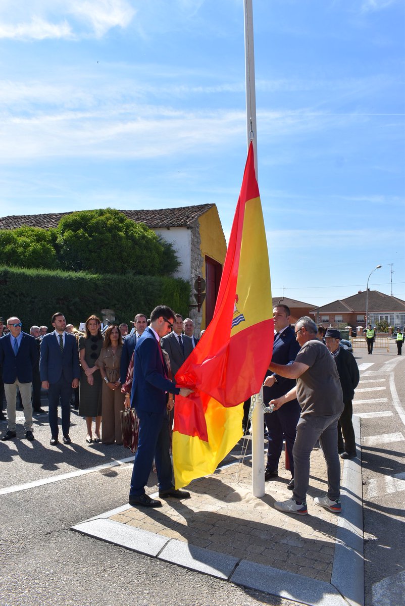 SantoveniaAyto's tweet photo. Desde el Ayuntamiento de Santovenia de Pisuerga queremos agradecer al Ayuntamiento de Cigales su invitación para acompañarles en el acto de izado y homenaje a la bandera de España, un acto cargado de significado y orgullo. https://t.co/6dHpU3POYu