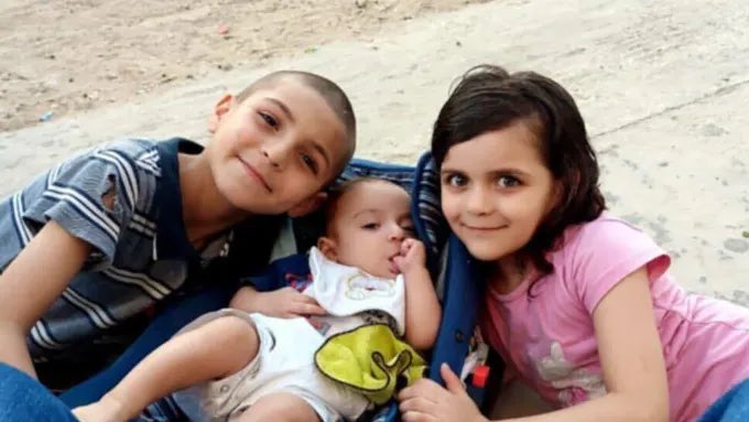 إلى الدكتورة آلاء النجار، الأُم الثكلى في مستشفى غزة…
سمعت ورأيت وإستفظعت المجزرة الاسرائيلية التي سلبتك حياة أطفالك السبعة بمن فيهم هذا الرضيع وأخته في الصورة،
ولم ولن أجِد الكلمات التي يمكن أن تواسيكِ او تخفّف عنكِ أو تبرّد قلبك او تشفي حزنك،
ولذلك لن أتوجه بالكلام إلى أي ضمير