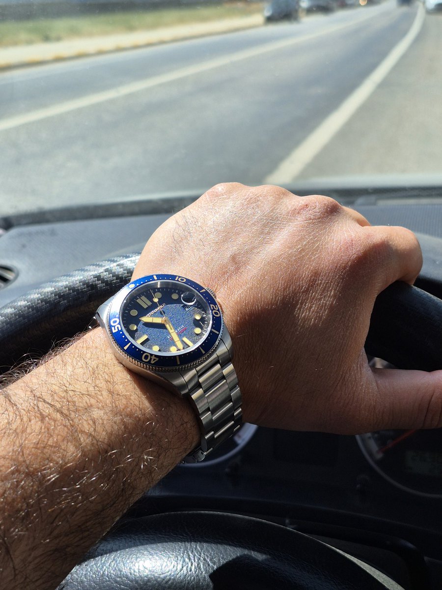 Geçenlerde sevgili Erk Koçak'ın videosu üzerine indirimden aldığım Spinnaker SP-5100-22. Çelik kasa, çelik kordon, safir cam ve Seiko NH35 mekanizmalı dalgıç saati.