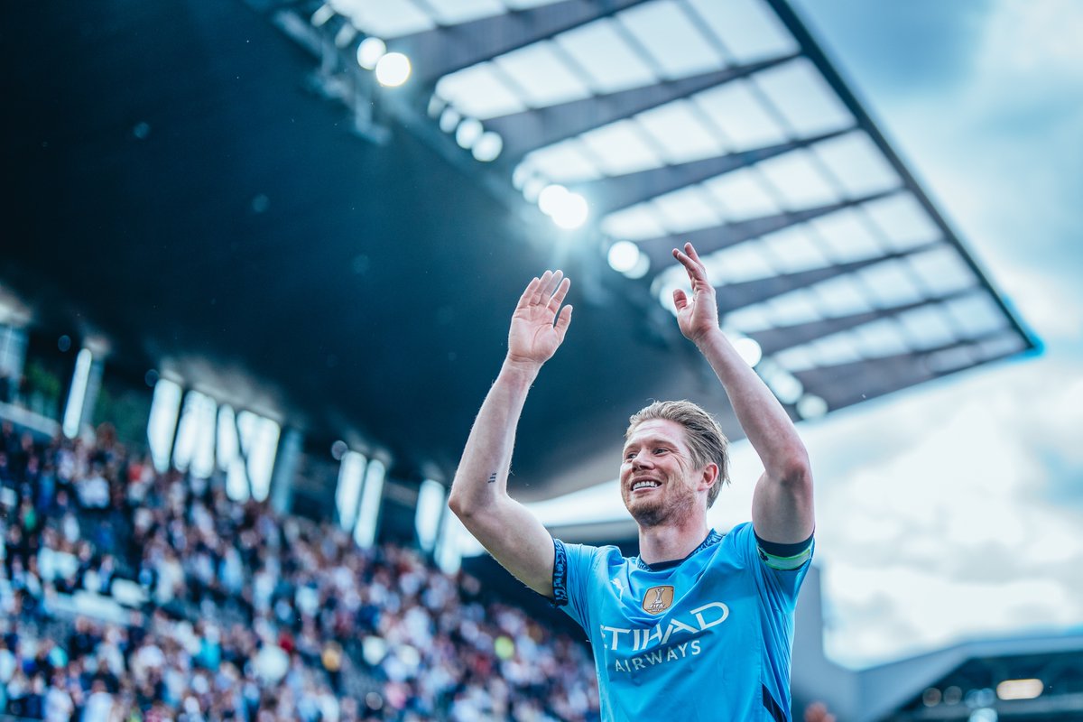 ManCity's tweet image. 👑 Legend 👑