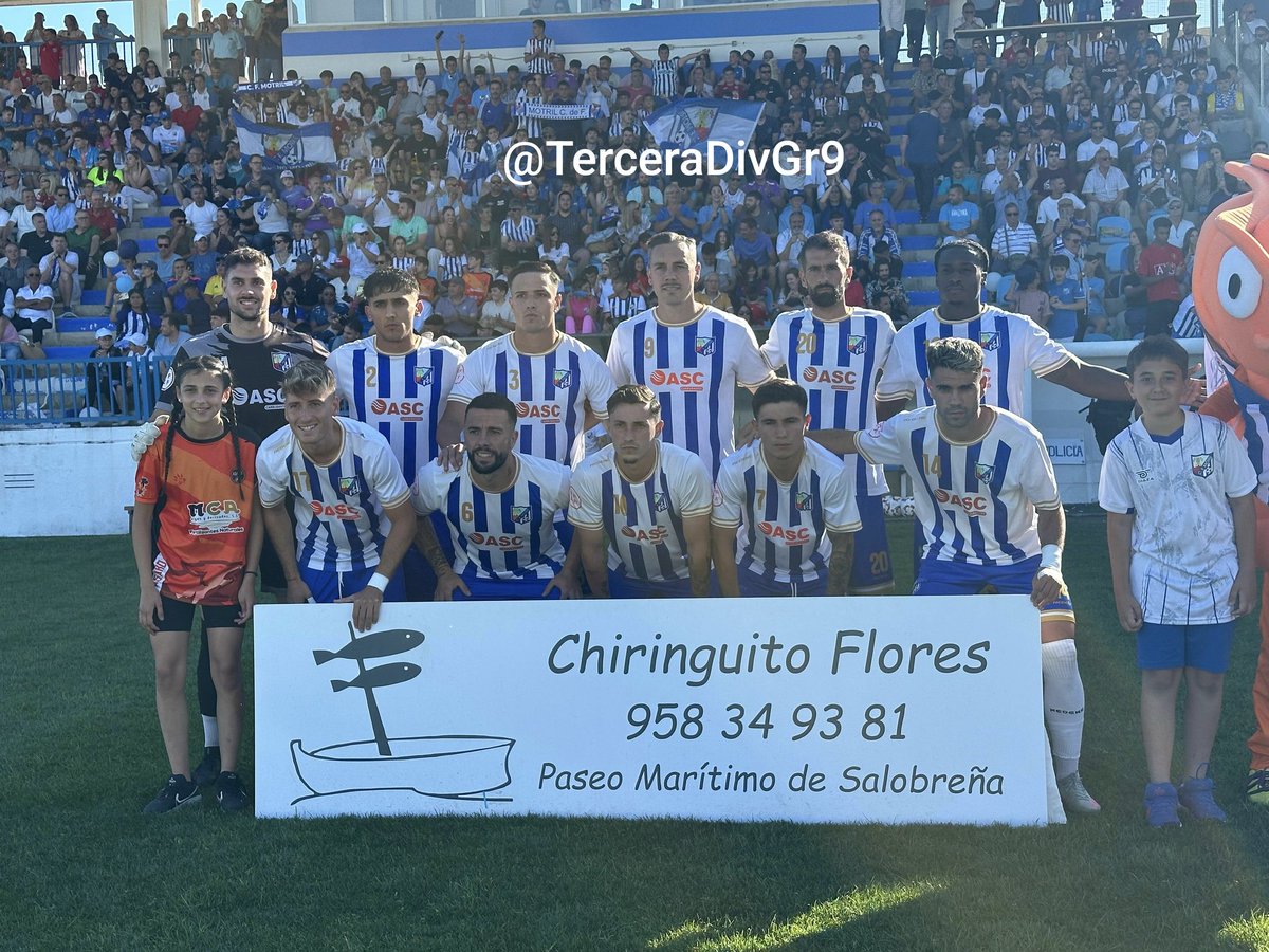 TerceraDivGr9's tweet photo. XI iniciales y cuarteto arbitral con los capitanes. @RFAF @rfef #PlayOffsAscenso #SegundaFederación https://t.co/4qCg5lOYd0
