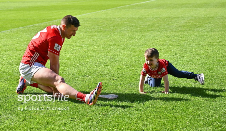 Their stretch continues.

Patrick Horgan stretches on the pitch with his son Jack after <a href="/OfficialCorkGAA/">Cork GAA</a> got the job done against Waterford in the Munster SHC!

📸 <a href="/PiarasPOM/">Piaras Ó Mídheach 📸</a> 

sportsfile.com/more-images/77…