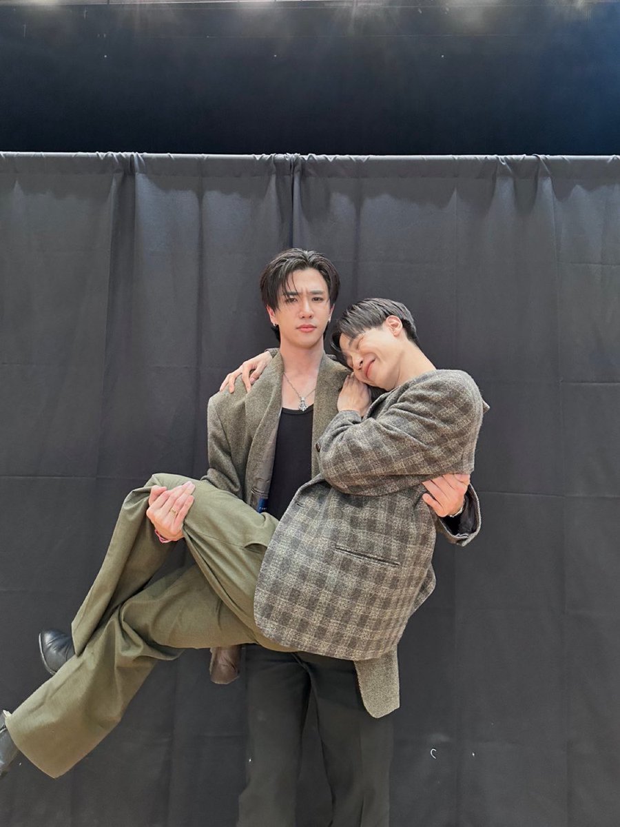 tinnisasimp's tweet photo. you’d think perth is older than juju in this pic but no juju is older than him by 5 years 😭

#junniorrs #PerthTanapon https://t.co/TWKv9Z3UDg