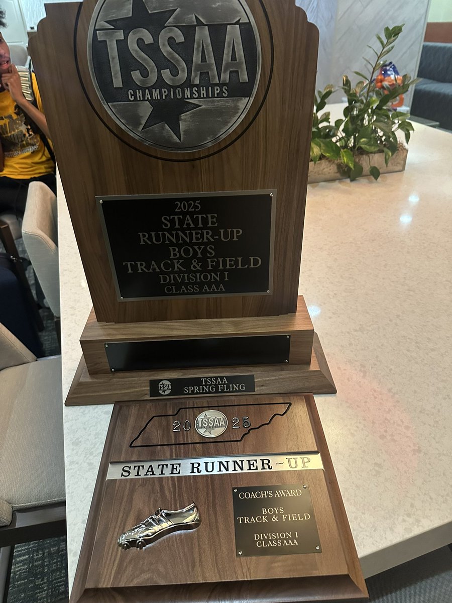 RashadBryant_'s tweet image. Blessed for this journey with my brothers ! #statechamp #highjump 🥈