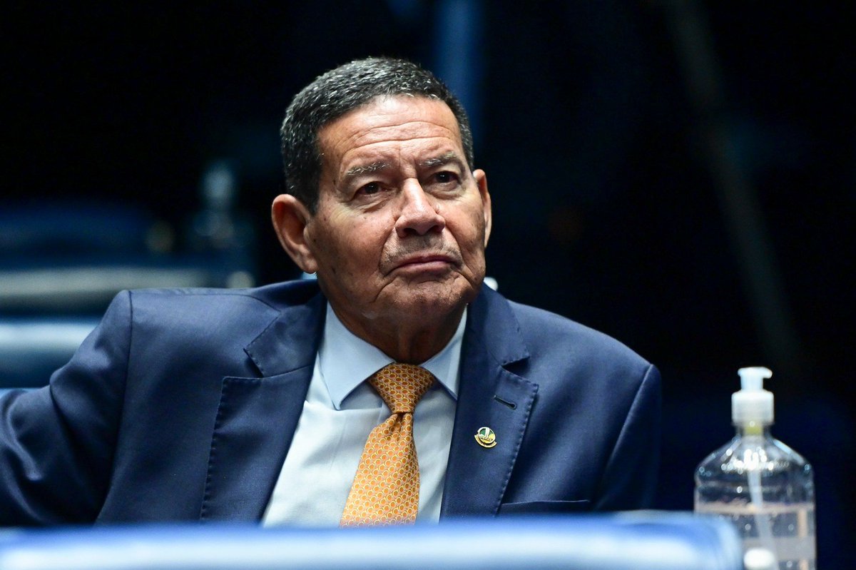 cidadao_pro's tweet photo. Mourão responsabiliza governo Lula por omissão nos eventos de 8 de janeiro em depoimento ao STF. Saiba como isso gerou tensão com Alexandre de Moraes. Acesse https://t.co/58MN4KOhQT e confira! https://t.co/0ZDMpqek8A