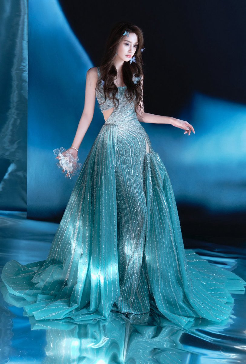centlookbook's tweet image. angelababy for a bio-E brand event wearing tony ward 2025 spring/summer couture 💙✨

#杨颖 #angelababy