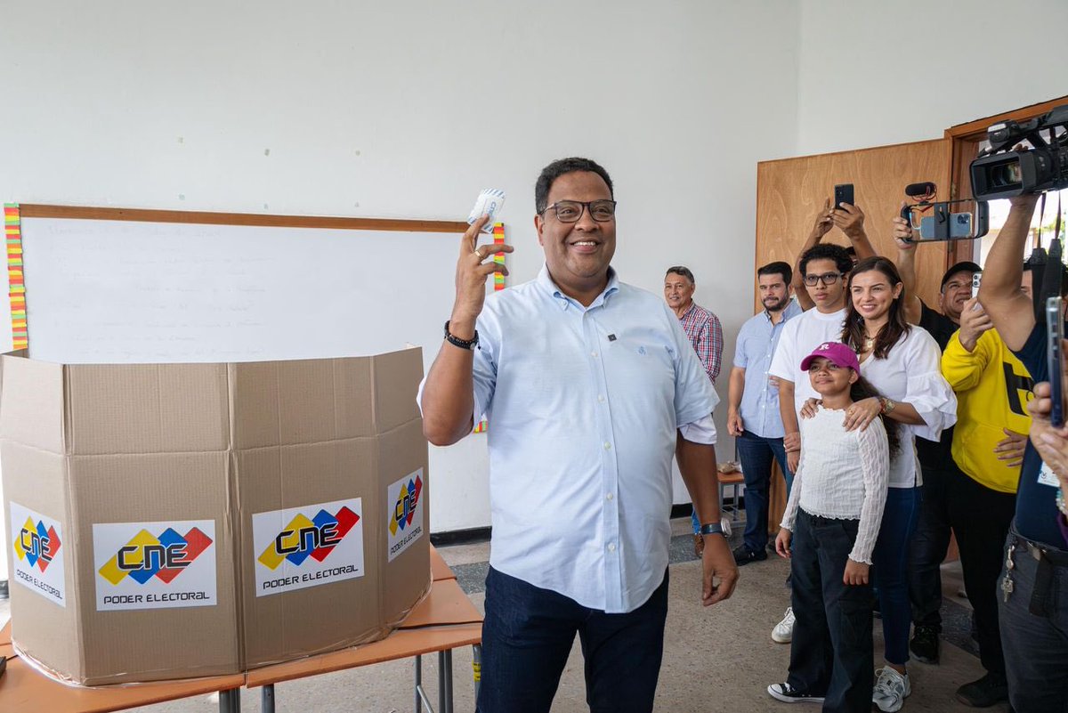 Hoy elijo votar. 
Voto por mis ideales y los de mi esposo, Rafael Ramírez, quien hoy no puede ejercer este derecho, porque desde hace 236 días está preso por pensar distinto, voto por su libertad y la de todos los presos políticos. 

Voto porque levantar la voz siempre será mejor