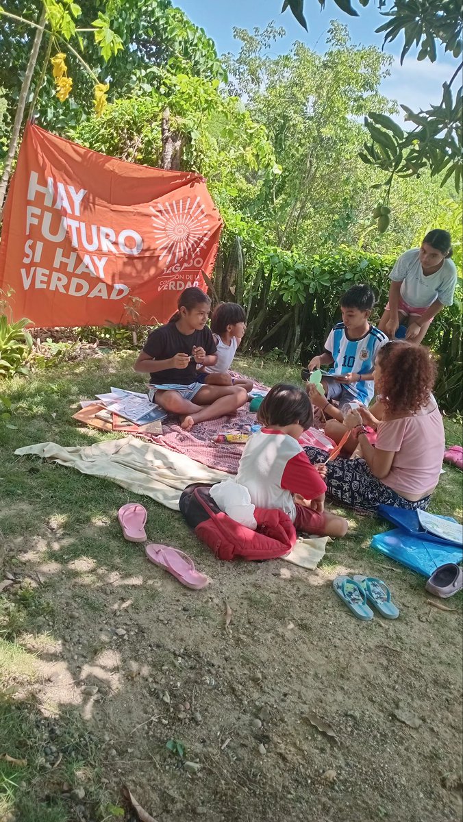 FMatarraton's tweet image. #LaEsquinaDeLosCuentos de @zapatoenmano_bioconstruccion seguimos desarrollando la iniciativa de #LosGuardianesDelMedioAmbiente en Chorrera un proceso articulado con la Fundacion Cultural La Sombra Del Matarraton con la participacion de niñas y niños de Chorrera, Atlantico.
#Paz