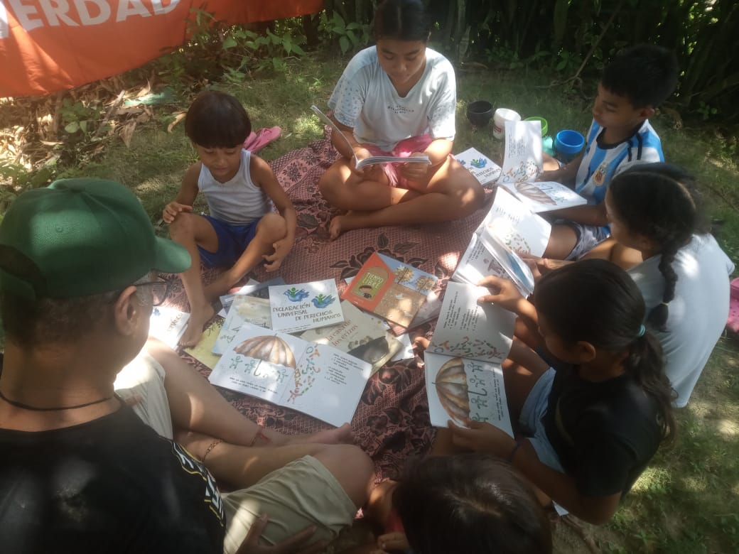 FMatarraton's tweet image. #LaEsquinaDeLosCuentos de @zapatoenmano_bioconstruccion seguimos desarrollando la iniciativa de #LosGuardianesDelMedioAmbiente en Chorrera un proceso articulado con la Fundacion Cultural La Sombra Del Matarraton con la participacion de niñas y niños de Chorrera, Atlantico.
#Paz