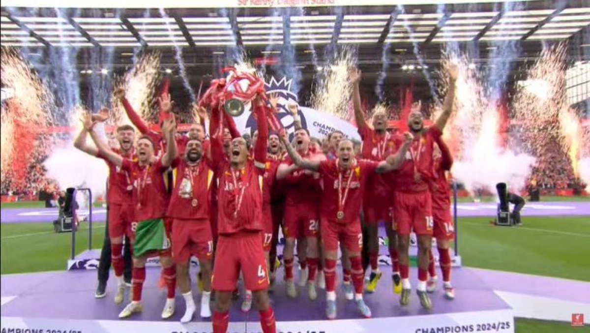 UniversLFC's tweet photo. CHAMPIONS MON FRÈRE CHAMPIONNNNNNNNNNNS 😍😍😍😍😍🤩 https://t.co/GwTzEF67SU