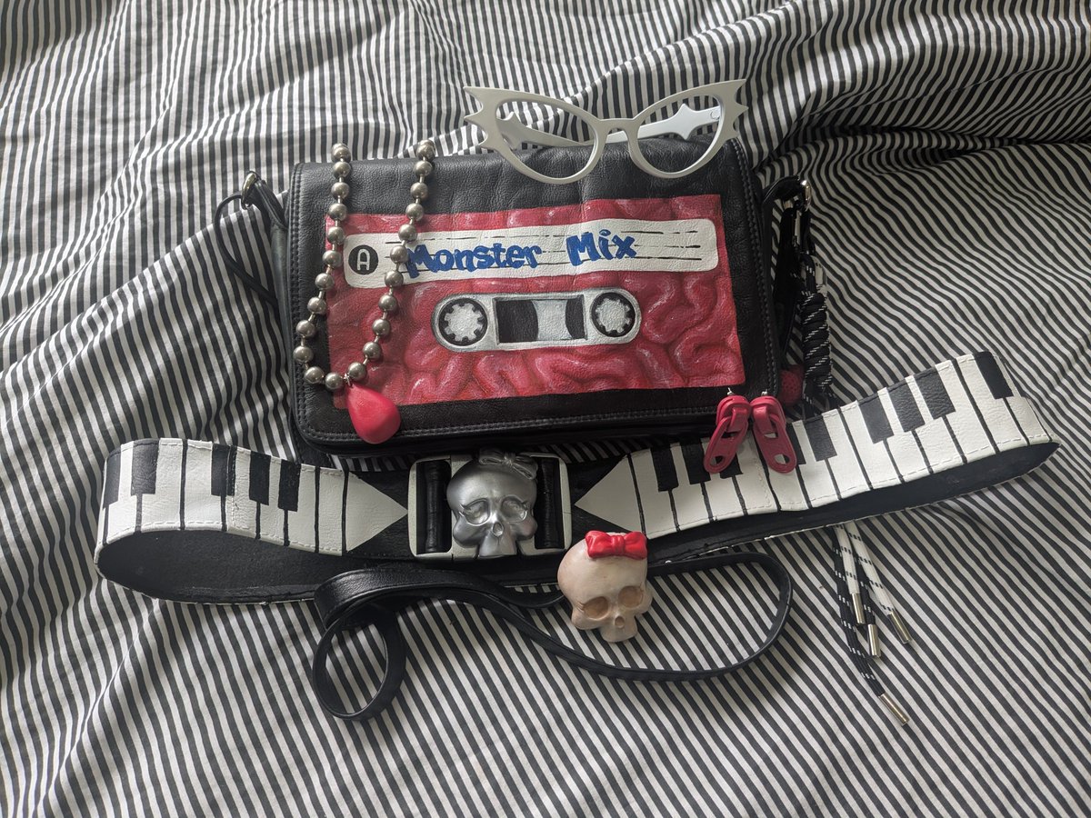 turntailart's tweet image. I went to MCM Comic Con yesterday (my first ever!) as Ghoulia from Monster High! Was a bit of a last-minute scramble but I&apos;m proud of some of the accessories I made. Bag and belt are hand painted, and the skullette was sculpted in clay then cast in resin