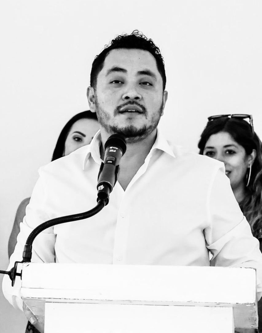 Intentan levantar al principal operador político de Andy López Beltrán 

Ayer alrededor de las 18 horas , un grupo de agentes de la Policial Estatal de la SSP del GdE, intentaron detener y levantar a Carlos Alcudia, principal operador político de Andrés López Beltrán.