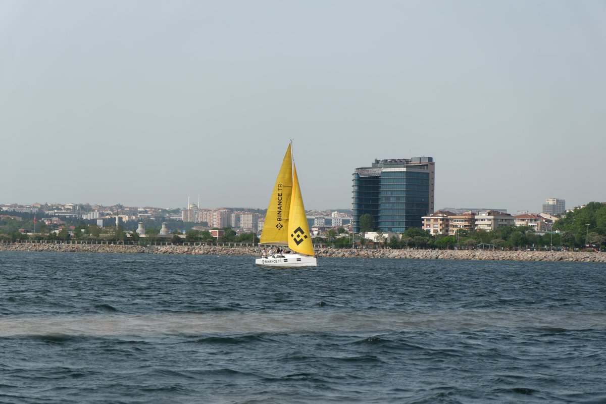 BinanceTR's tweet photo. Kullanıcılarımıza daha yakın olmak için denizlere yelken açtık!⛵

Bu hafta sonu #Binance TR olarak ilk deniz buluşmamızı gerçekleştirdik. Sarı yelkenlimiz artık sizin hizmetinde. Rotamız birlikte daha ileriye! 💛

Siz de bu deneyimi yaşamak için bildirimlerinizi açın!