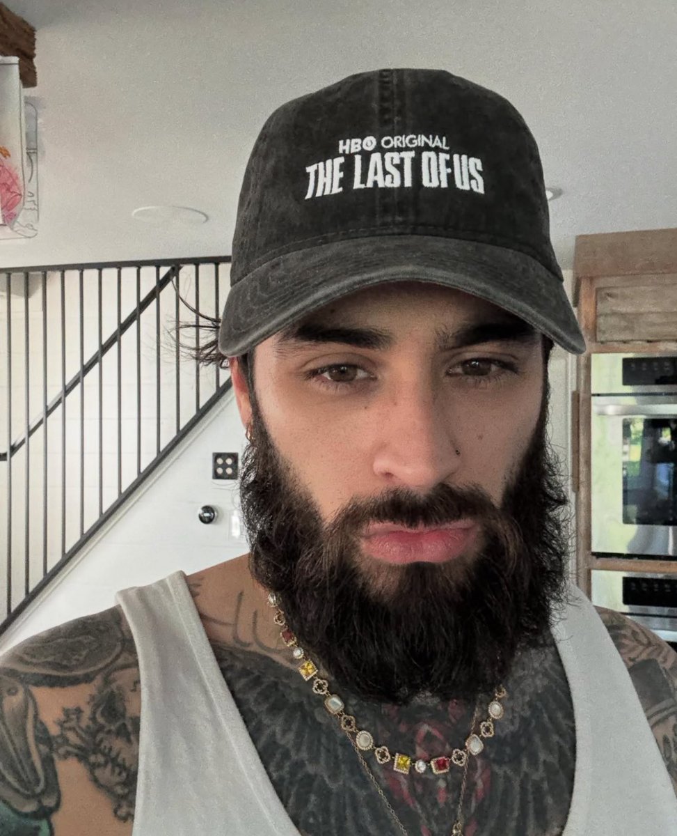Imagina ser bonito assim... Zayn Malik com boné de The Last of Us em nova foto.