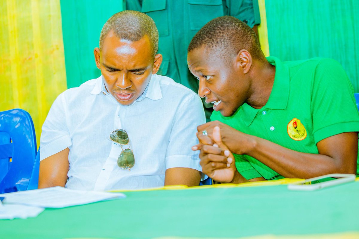 Mwenyekiti wa Umoja wa Vijana wa Chama Cha Mapinduzi Wilaya ya Ilala ndugu Juma Mizungu akiteta jambo na Waziri wa Mawasiliano na Teknolojia ya Habari na Mbunge wa Jimbo la Ukonga Mhe Jerry Silaa katika ufunguzi wa Kikao cha Baraza la Umoja wa Vijana Kata ya Zingiziwa.