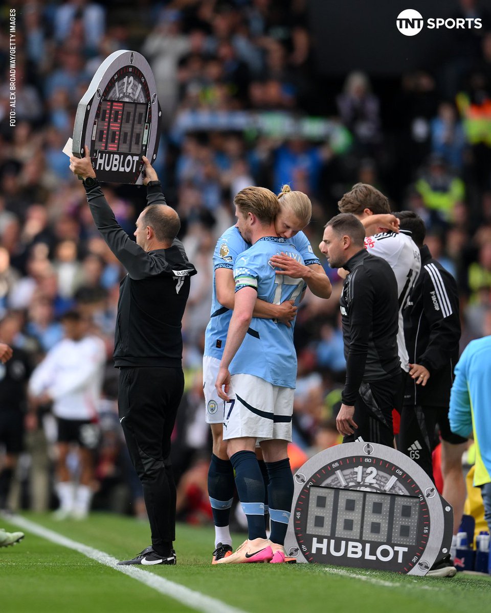 TNTSportsBR's tweet photo. A ÚLTIMA DANÇA! 🥹🪄🇧🇪 De Bruyne fez sua última partida com a camisa do Manchester City na #PremierLeague e recebeu o carinho dos companheiros e do técnico Pep Guardiola.