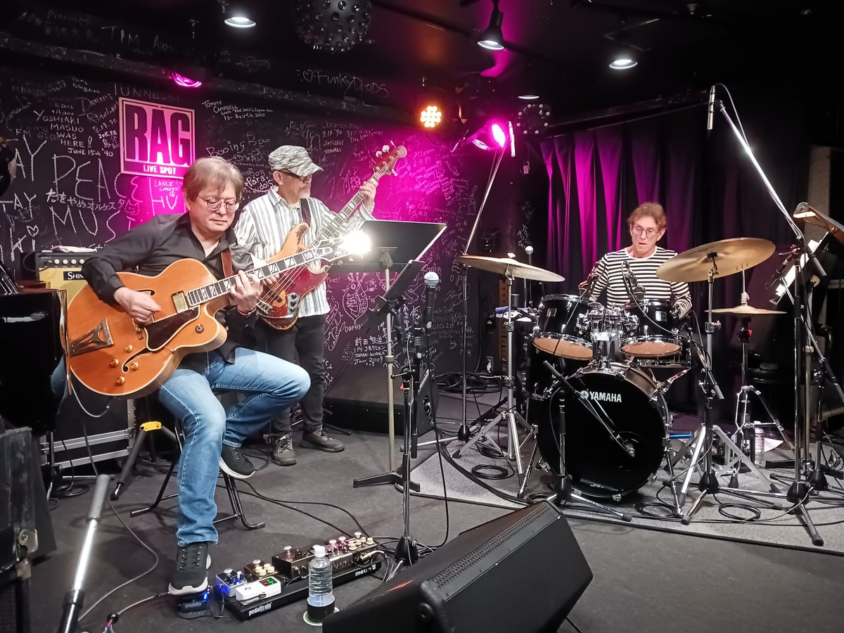 kaeruiwa1963's tweet image. Tribute to RICHARD TEE Tour 2025  #Stuff #スタッフ 
京都のRAGに来たのは2年ぶり？
スタッフのクリス・パーカーさん  🥁😙