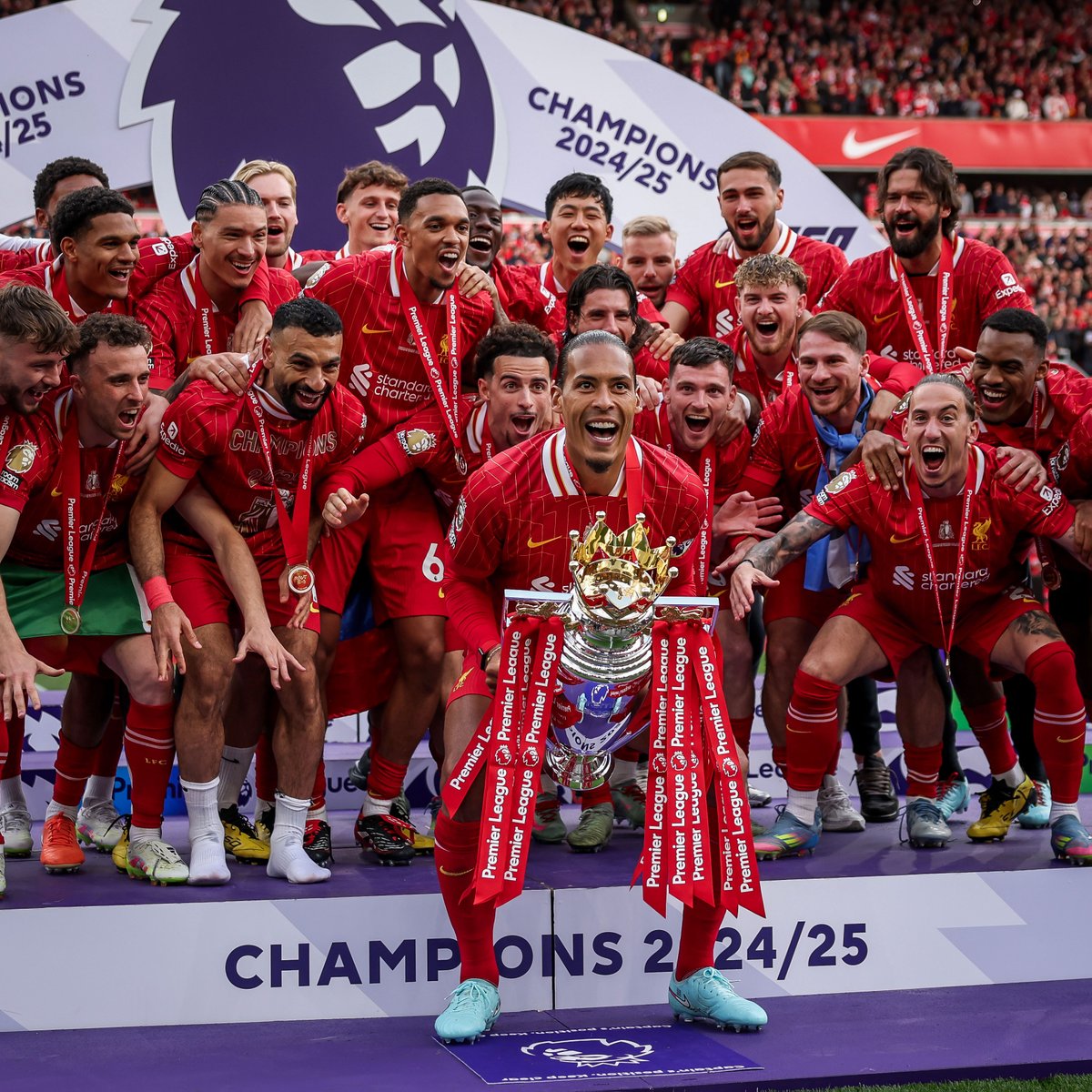 brfootball's tweet image. Liverpool lift the Premier League trophy once again 🏆🔴