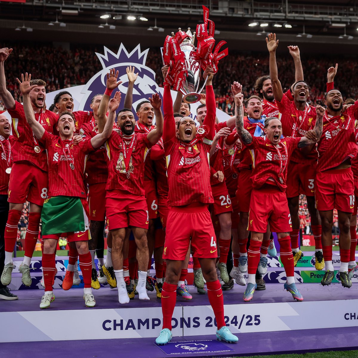 brfootball's tweet image. Liverpool lift the Premier League trophy once again 🏆🔴