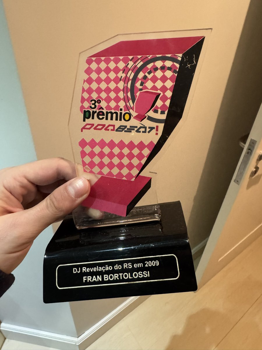 Em 2009 fui eleito pelo PoABeat - portal de notícias e acompanhamento de eventos de música eletrônica de Porto Alegre - como o DJ revelação do RS.

Lembro que na ocasião acontecia uma Colours em Farroupilha e não pude ir à Porto Alegre receber. Foram os meus pais no lugar, e