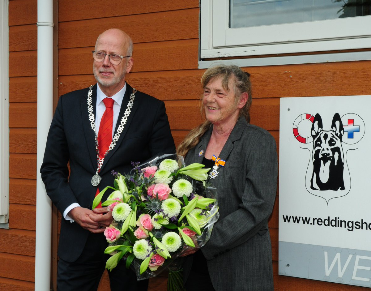 Een lintje voor Louise! Stichting Reddingshonden RHWW. Namens de Koning Ridder in de orde van Oranje Nassau voor al haar verdiensten. #lintje #rescue #ridder