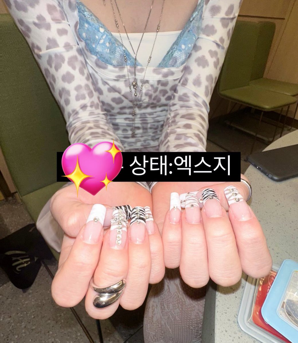 dingddoong's tweet photo. 오늘놀이컨셉을갸루로정하고개지랄옷입고저벅자벅나갔는데 이뇬들개얌전하게입고와서는날비웃음너무슬픔.엉엉 https://t.co/vFFH1onbuz
