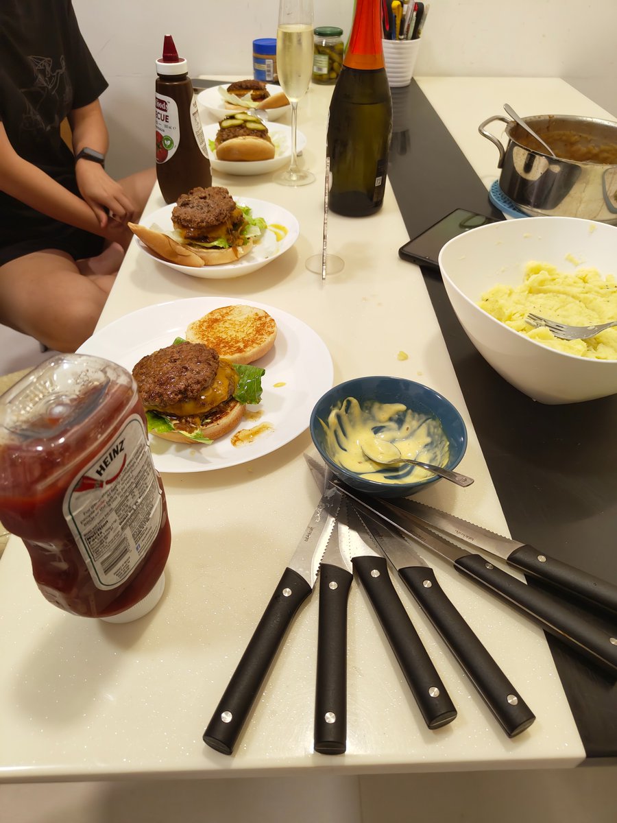 Smash burbur with the bros! 🍔🍔

<a href="/goodboysnowy/">雪球 Snowy</a> 
<a href="/17Billiard/">Billiard</a> 
<a href="/Azerawr/">Cholf</a> 
<a href="/ClaraCoydog/">Clara 🌹✨</a> 
<a href="/NickTheAwoof/">NickTheAwoof</a> 
<a href="/Bikaiii/">Bikaiii 🔜 Infurnity🇹🇼FURUM🇲🇾</a> 
<a href="/KuroKronos/">Kronos</a> 

Happy birthday <a href="/ClaraCoydog/">Clara 🌹✨</a> 🎈 🎂 🎈