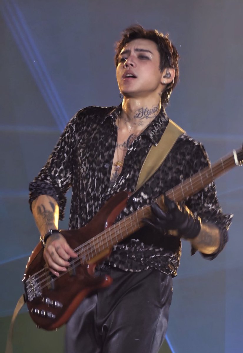 neonaudri's tweet photo. ian + bass 😵‍💫 https://t.co/iSp7C1Erzs