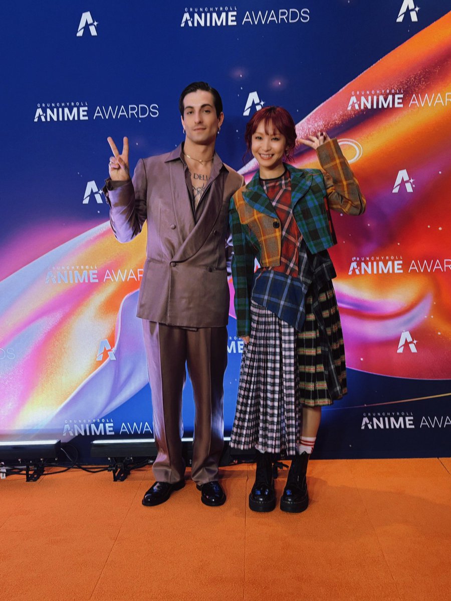 LiSA_OLiVE's tweet image. MåneskinのVo.ダミアーノ・デイヴィッドさん @daviddamiano99  も、「クランチロール・アニメアワード 2025」にて、プレゼンテーターされていて、ドキドキしながらオレンジカーペットで前を歩かせてもらいました。
めちゃめちゃ嬉しくて写真撮ってもらったっ🥺❤️‍🔥
#みなさんのかわりにThank you for…