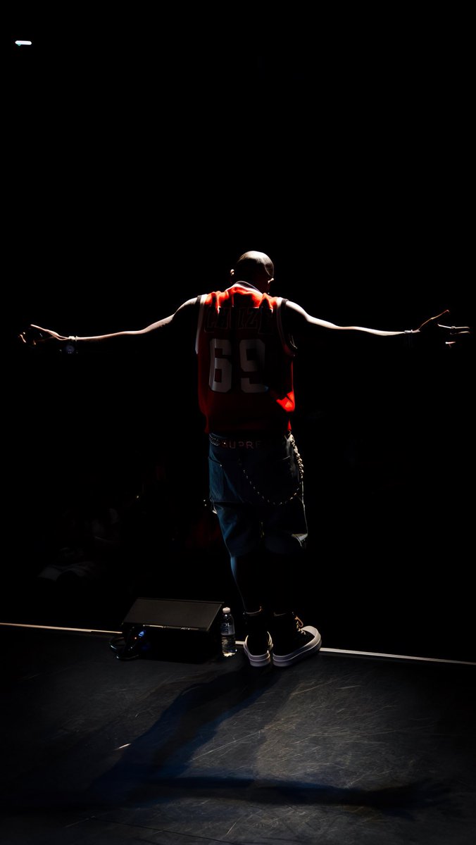 A boy from the city of Benin, mic in hand, heart on stage. This ain’t luck. This is purpose ❤️🦅🦅
📸 by the brilliant @byjjacqz @jjacqz
