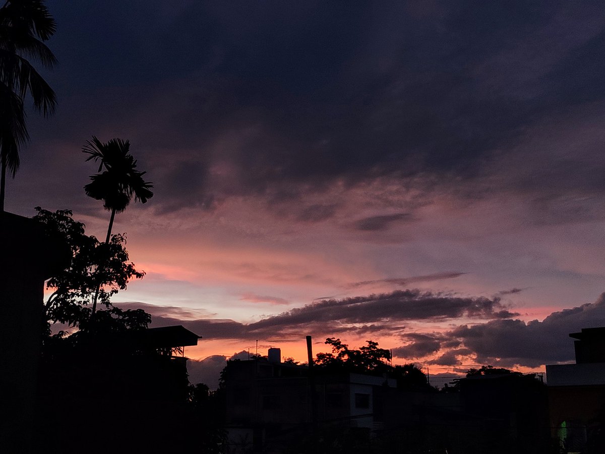 klutzydaisy's tweet photo. The sky looks way prettier in real 
#sky #evening https://t.co/VxUpdLvjhw
