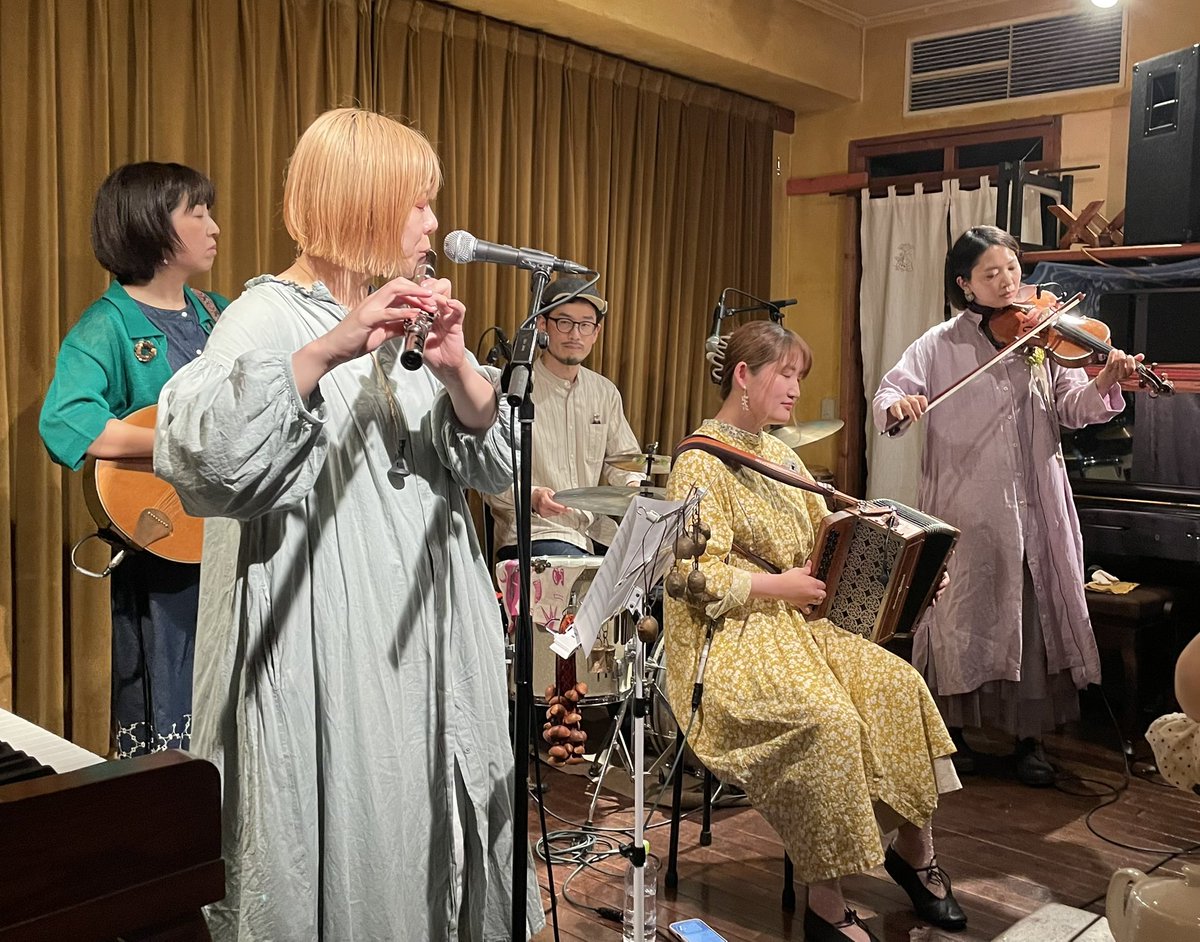 初めましてのセツメロゥズとフォルチャのライブ。久しぶりの熊谷大ちゃん。大ちゃんが後ろでドラムやってると、とっても安心感があって好き。^_^
アイリッシュ的なものを使って作られる新しい音楽、面白い。ハモニカクリームズなんかもそうなんだろうけど、また別の方向が聴けて楽しかった。