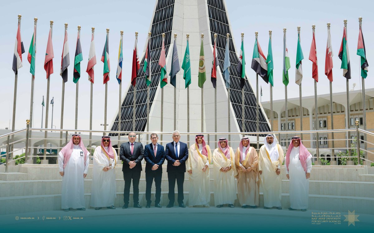 استقبل معالي رئيس #جامعة_نايف_العربية د. عبد المجيد البنيان اليوم الأحد بمقر الجامعة في الرياض، معالي سفير دولة فلسطين لدى المملكة العربية السعودية المهندس مازن محمد غنيم، وجرى خلال اللقاء بحث تعزيز التعاون بين الجامعة والمؤسسات الأمنية الفلسطينية في المجالات ذات الاهتمام