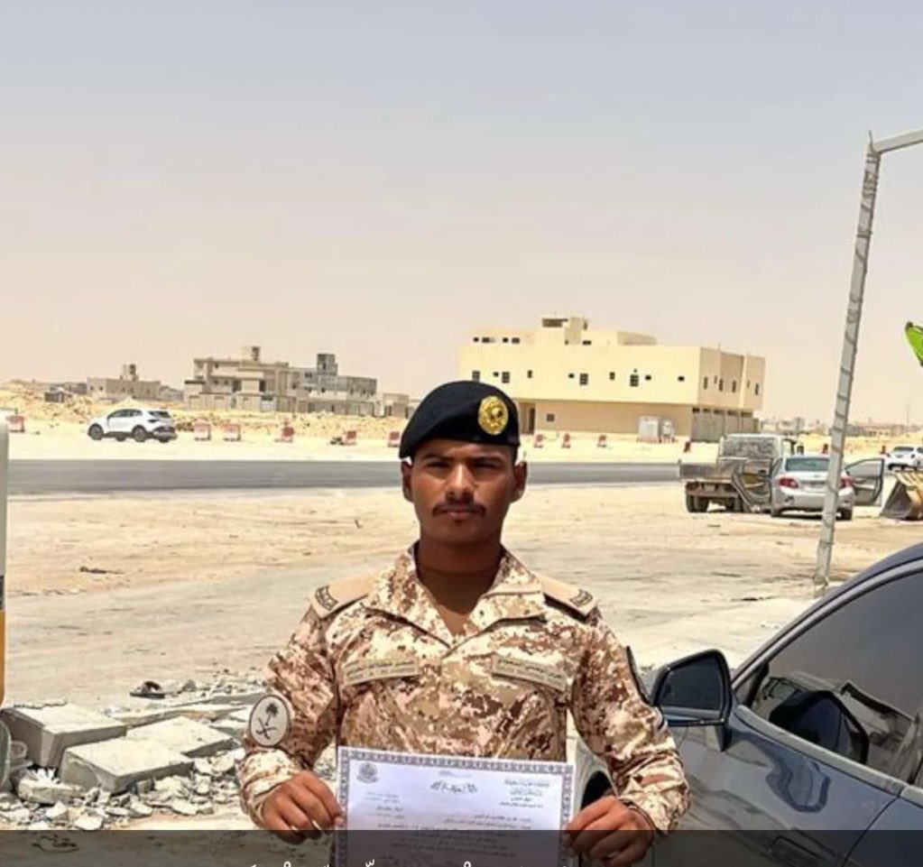 نهنئ ونبارك للشاب / عمر بن عطالله بن سند بن صامل السليمي 

بمناسبة تخرجه من الدوره العسكرية دورة فرد اساس بالحرس الوطني 

سائلين المولى له دوام التوفيق والسداد