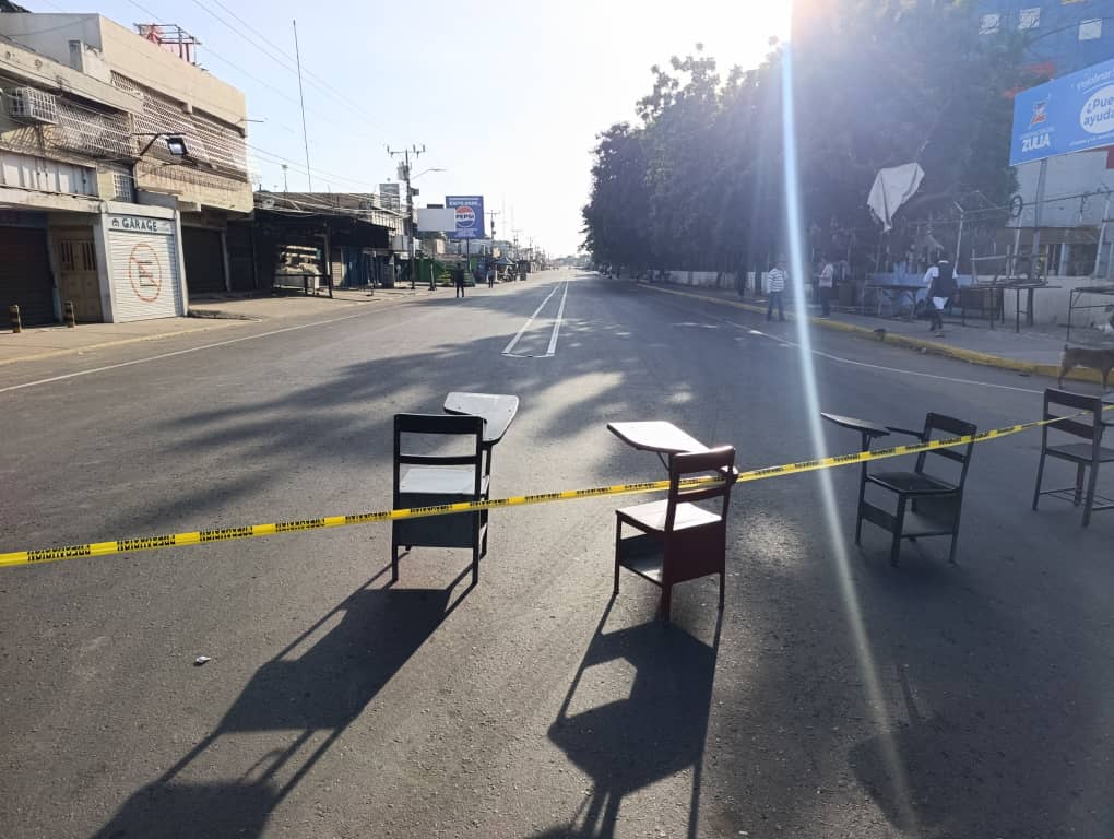 ¡ COMPLETAMENTE VACÍOS !

Así se desobedece en Maracaibo, porque NO es NO!!!

📷 1/2: Colegio Don Bosco, Parroquia Olegario Villalobos 
📷 3/4: Colegio "La Chinita",
Parroquia Francisco Eugenio Bustamante

📍ZULIA 

#YoNoObedezco
#YoYaVotéEl28J