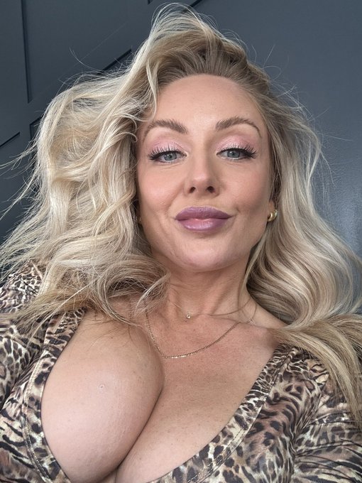 Watch Sadie Summers's leaked NSFW photo on TwXstars