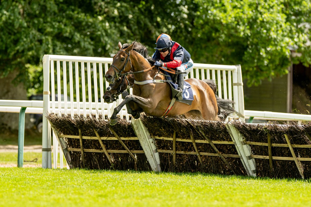Race 1:  The <a href="/nrg_bet/">NRG.BET</a>  Maiden Hurdle Race

🥇Presenting Milan
🥈Just a Heartbreak
🥉Lightining Maqueen

Jockey:  Robert Dunne
Trainer: Richard Hawker
Owner: Kieran Johns