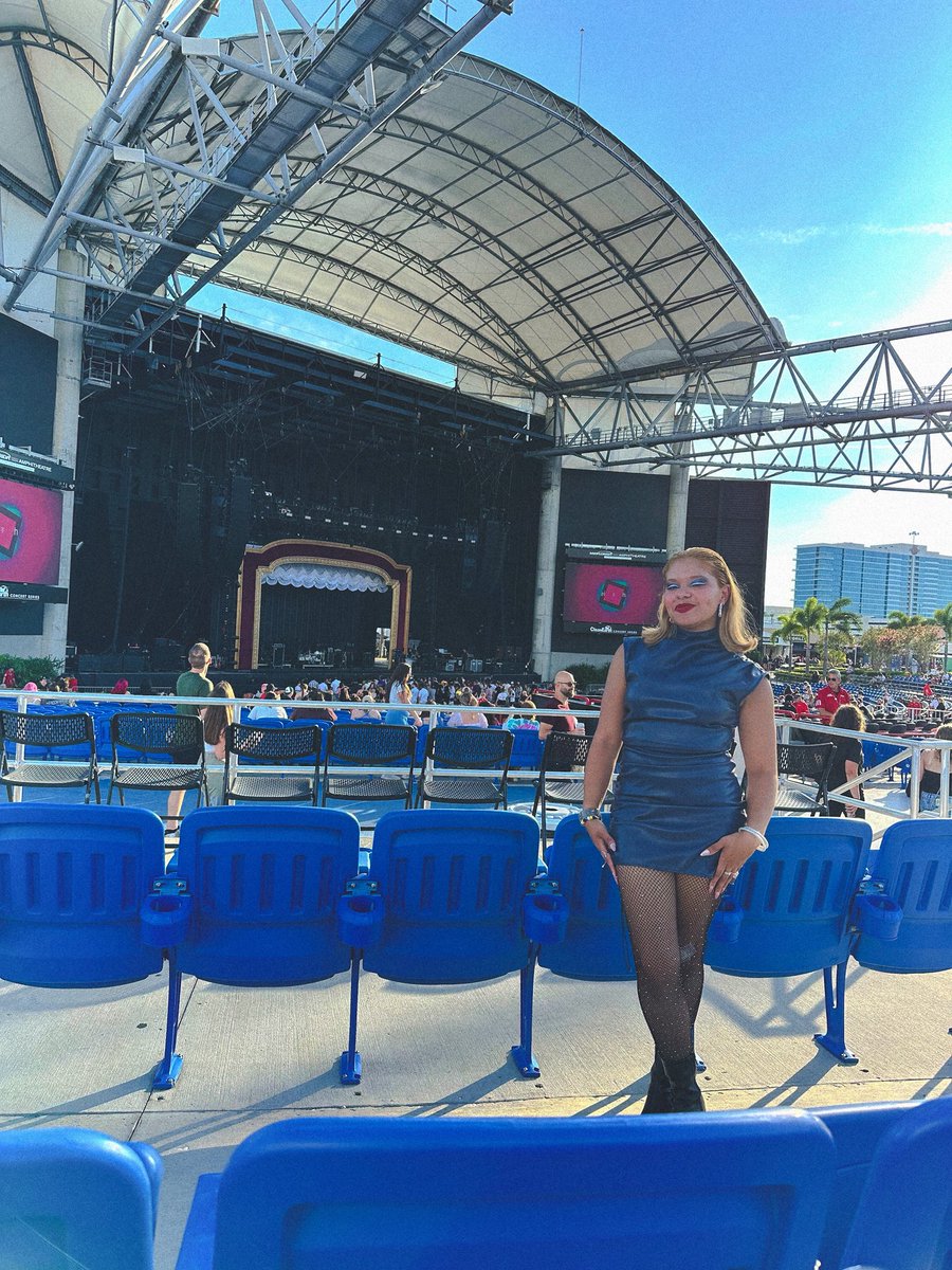 maithegreatmuse's tweet photo. Ego🎱✨#ForMyLastTrickTour #tampa https://t.co/UkQrz5LzNl