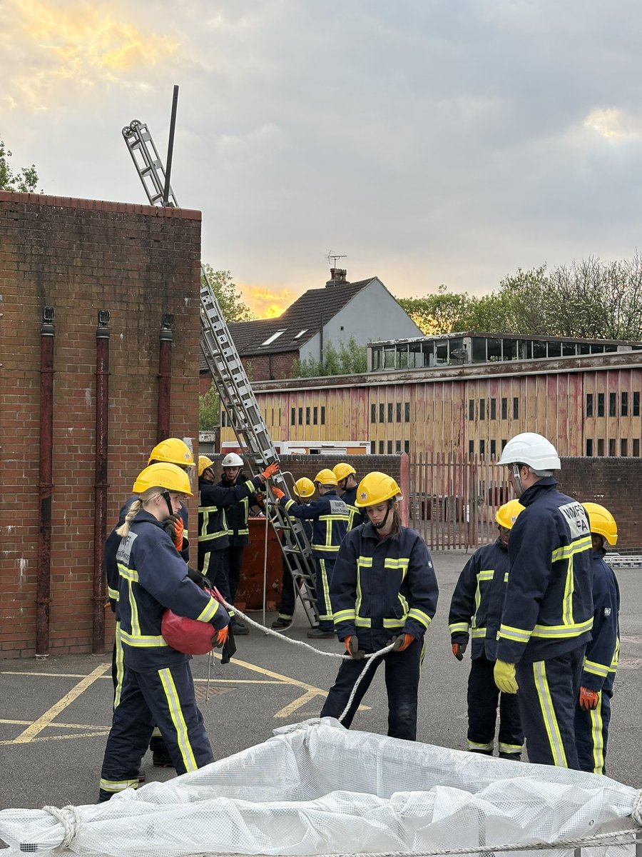 Wolverhampton Fire Cadets (@wtonfirecadets) on Twitter photo Over the last few weeks our cadets have been practicing their ladder drills, hauling aloft, dam building and knots as well as other skills to prepare the group for our upcoming cadet competition!! Loads of new skills being learnt and great teamwork being shown ππ
<a href="/WestMidsFire/">West Midlands Fire Service</a> Over the last few weeks our cadets have been practicing their ladder drills, hauling aloft, dam building and knots as well as other skills to prepare the group for our upcoming cadet competition!! Loads of new skills being learnt and great teamwork being shown ππ
<a href="/WestMidsFire/">West Midlands Fire Service</a>
