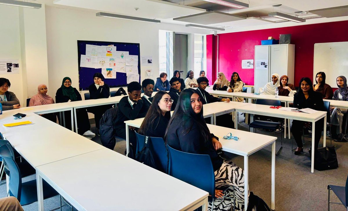 It was brilliant to speak with Year 12 students at Stratford’s School 21 - a pioneering school doing things differently

We spoke about life in politics, public service and using your voice to make change. Thoughtful questions, big ideas, and lots of future leaders in the room 🙌🏾