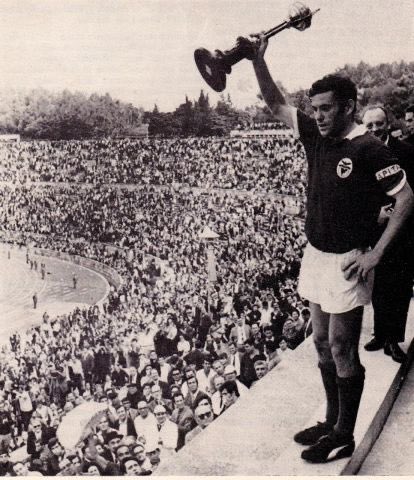 AdeptosdoSLB's tweet photo. Honrem o emblema. Honrem o Sport Lisboa e Benfica! https://t.co/pO7AdcJHKA