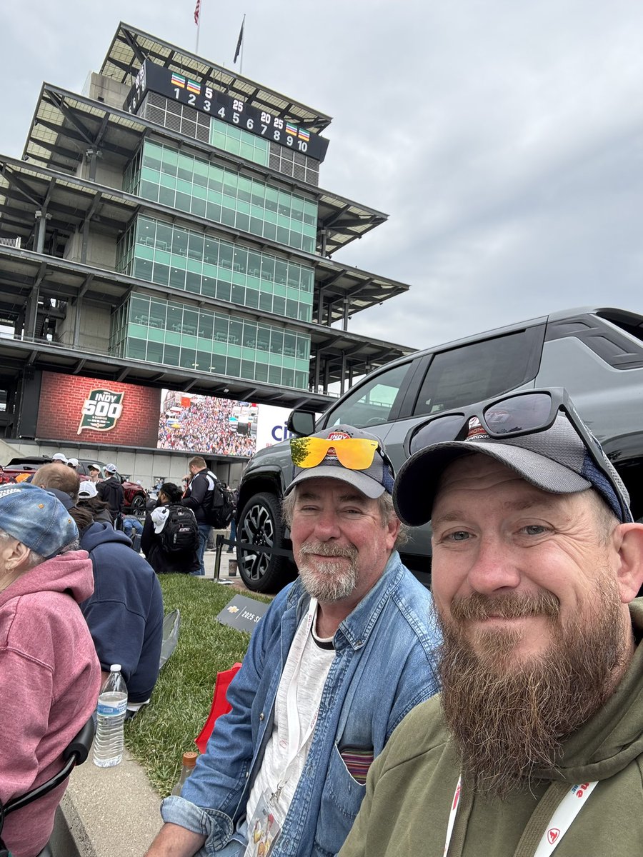 Berkshirekid's tweet photo. Hey there @SpeedwayPagoda Lookin good with your new numbers up top! #Indy500 #pagada #raceday @IMS https://t.co/5nlnjMU2ls